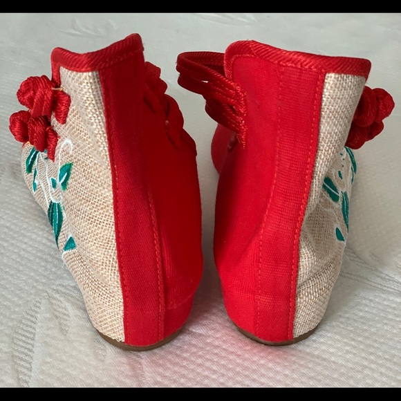 Chinese embroidered Mary Jane shoes - Picture 2 of 4
